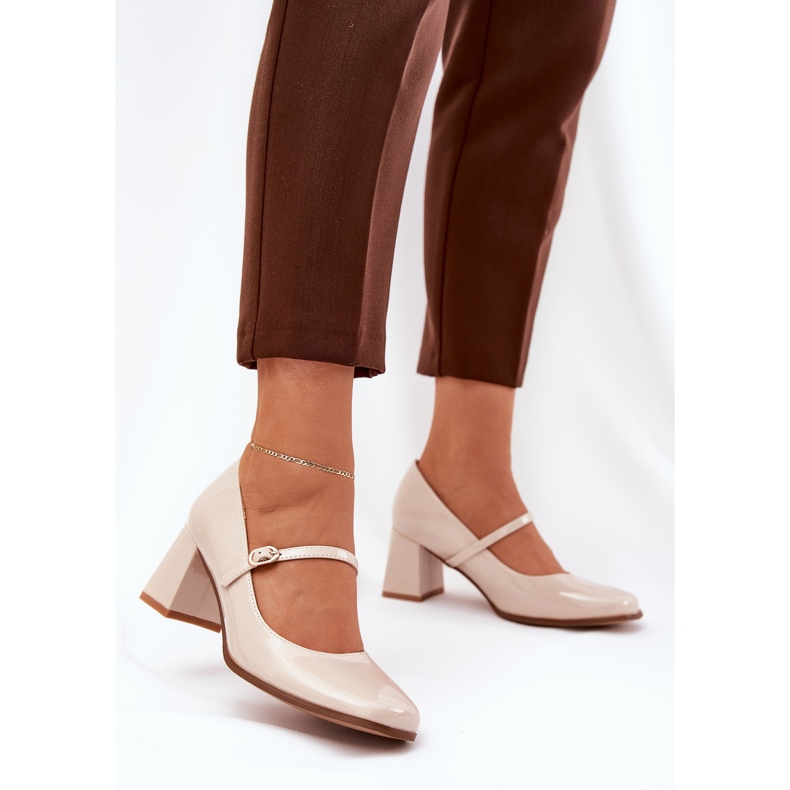 Festett szivattyúk az oszlopra övvel és bézs csatával 2