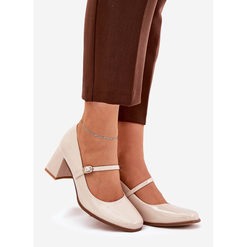 Festett szivattyúk az oszlopra övvel és bézs csatával 1