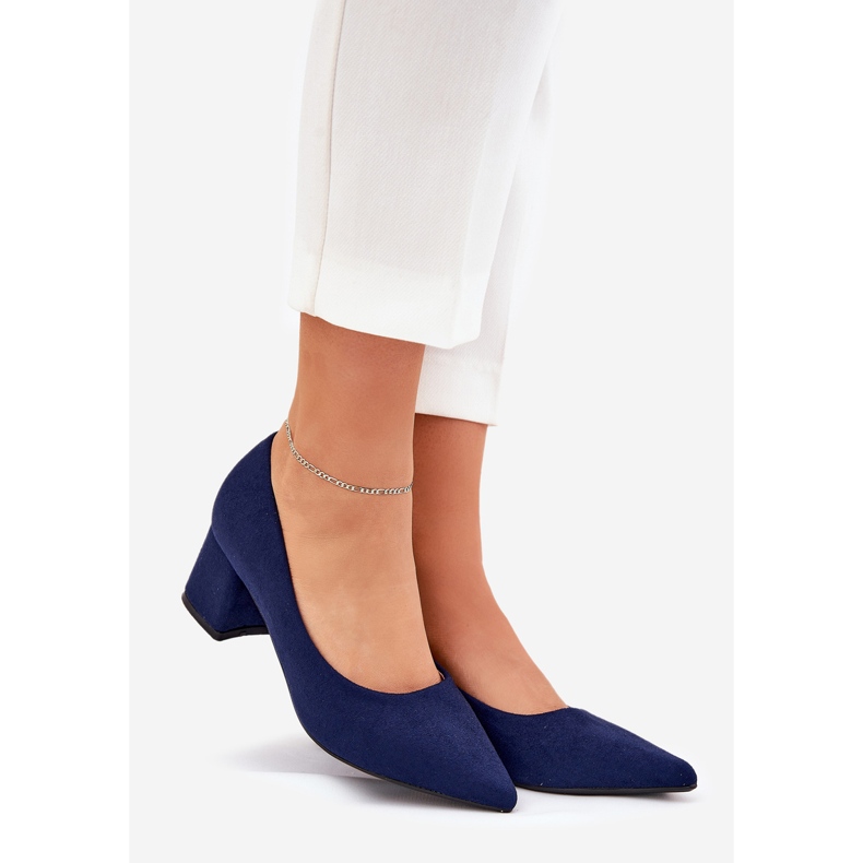 Női szivattyúk hegyes lábujjakkal az oszlop sötétkékén 1 Női szivattyúk hegyes lábujjakkal az oszlop sötétkékén 1