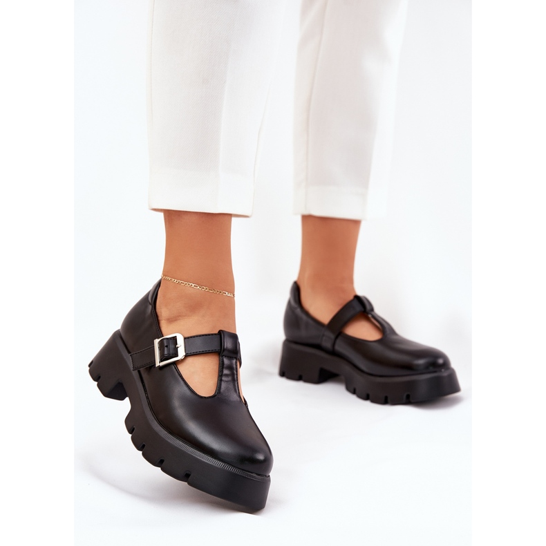 Női cipő egy csatkal a peronon és a lapos sarkú cipő fekete 2