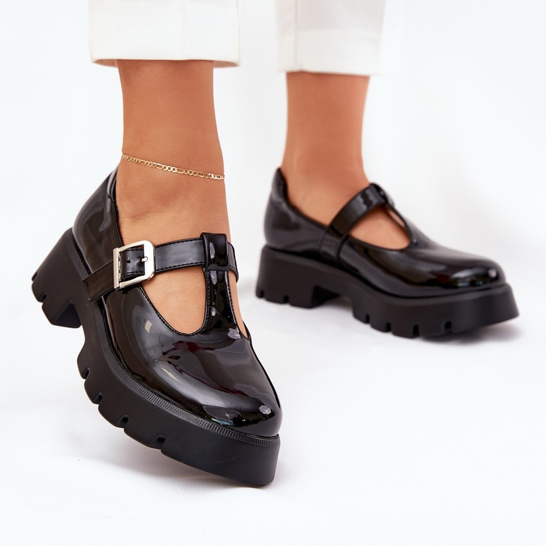Festett női cipő egy bilincskel a peronon és a lapos sarkú cipő fekete 2