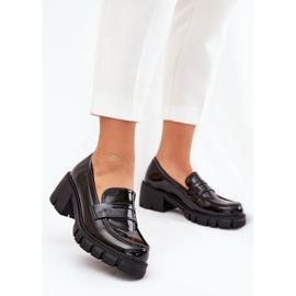 Festett női cipő egy hatalmas sarokfekete 2