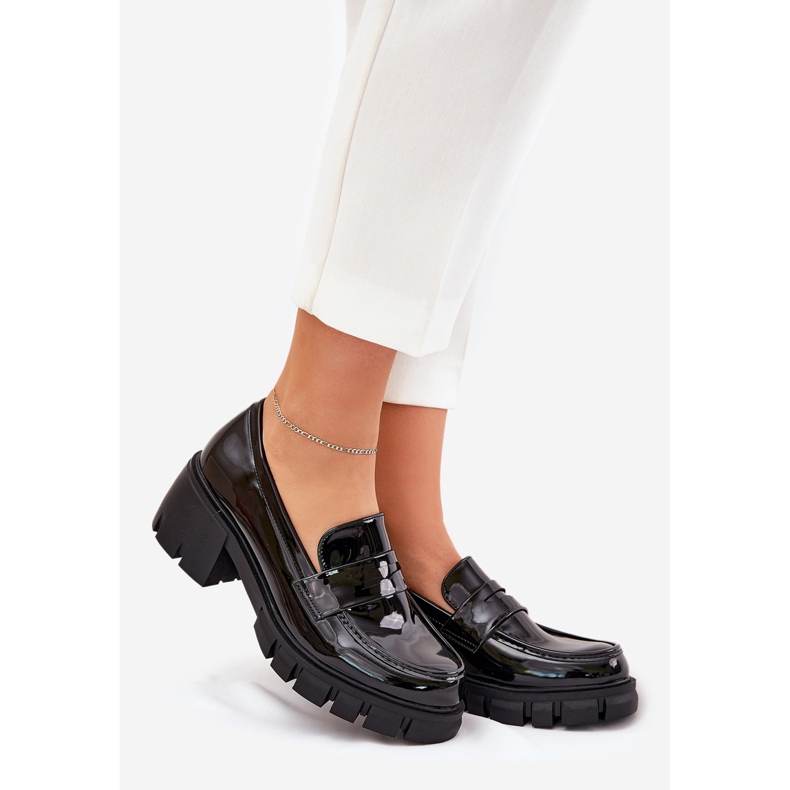 Festett női cipő egy hatalmas sarokfekete 1