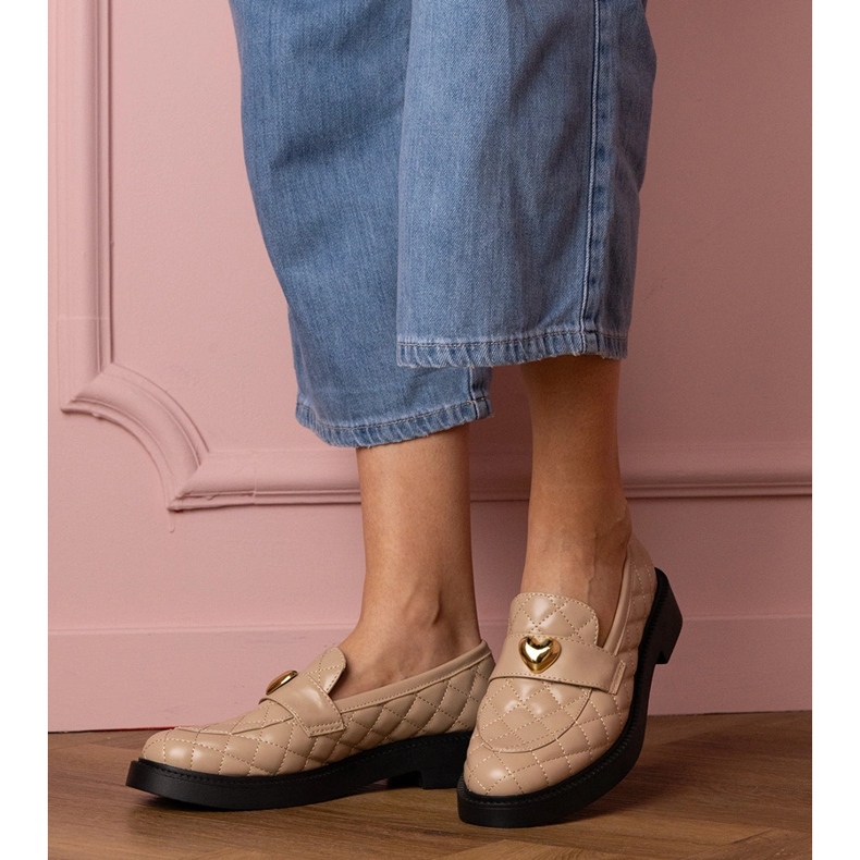 A szívvel díszített bézs steppelt cipők 1