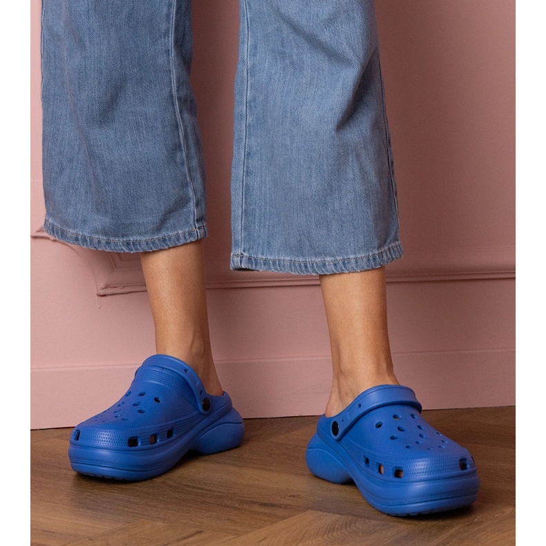 Kék beépített -up flip flopok a peronon 1