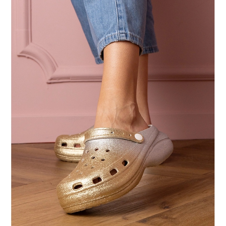 Arany-ezüst beépített papucsok a platformon 1 Arany-ezüst beépített papucsok a platformon 1