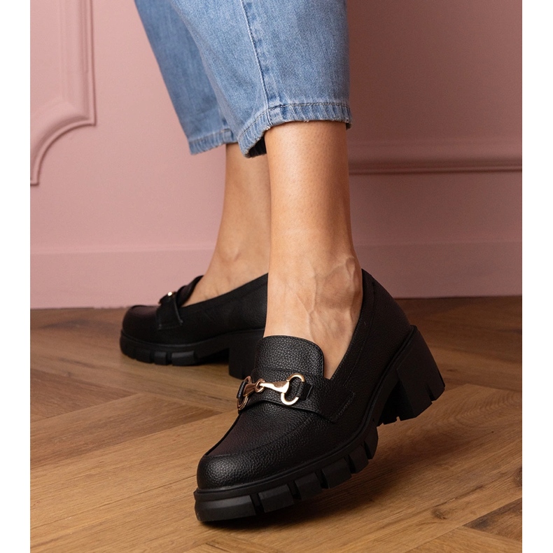 Fekete cipő egy alacsony oszlopon, arany dekorációval 1