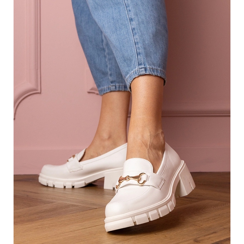 Fehér cipő egy alacsony oszlopon, arany díszgel 1