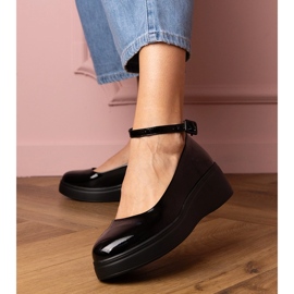 A platformon lakkozott fekete cipő 1