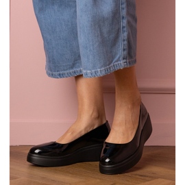 A platformon lakkozott fekete cipő 1