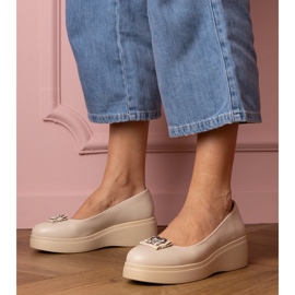 Bézs cipő a platformon cirkondekorációval 1