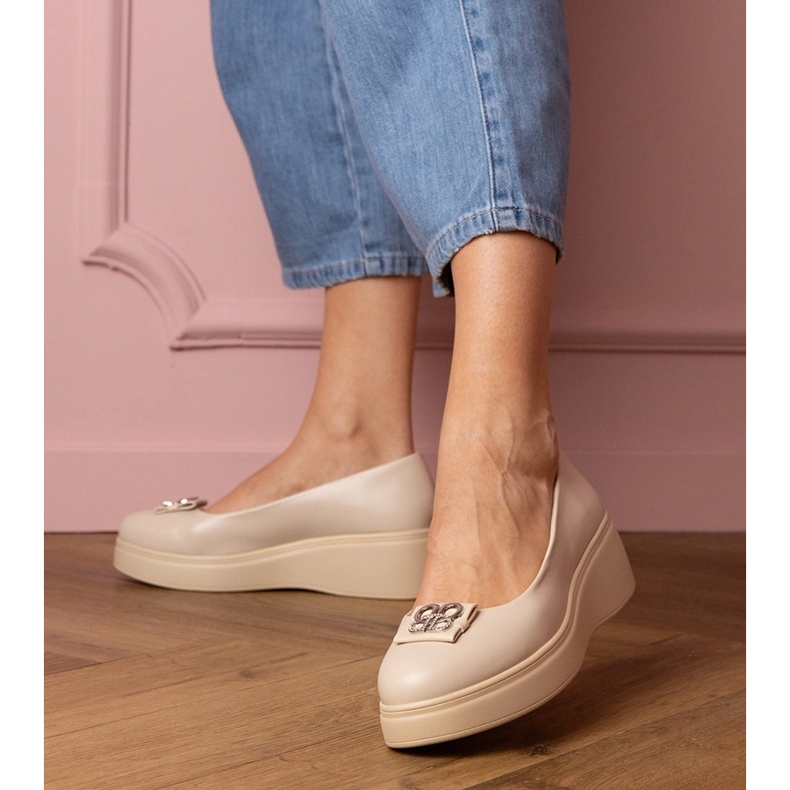 Bézs cipő a platformon cirkondekorációval 2