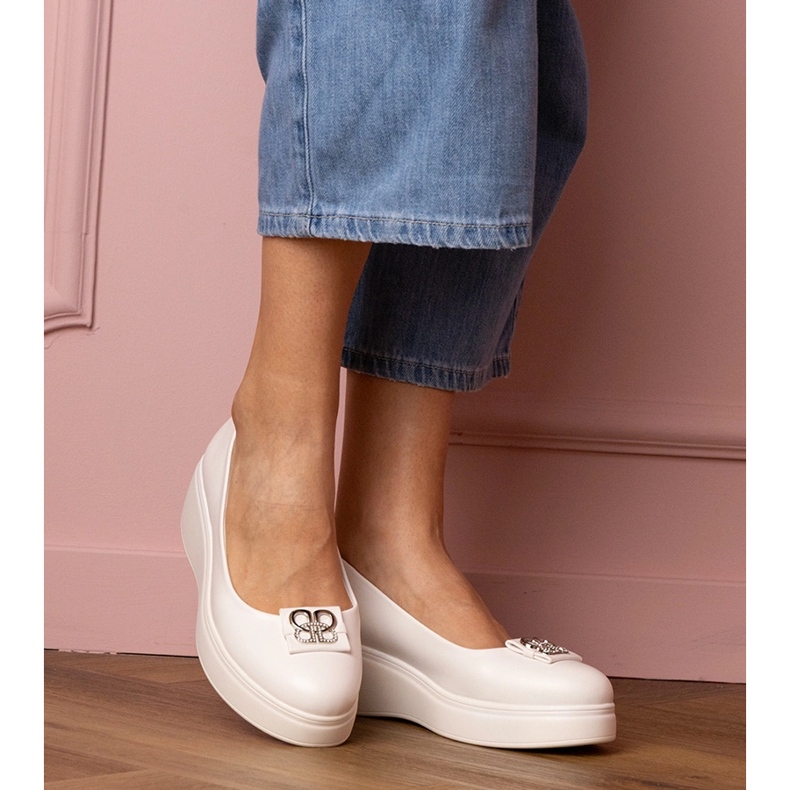 Fehér cipő a peronon cirkon dekorációval 1 Fehér cipő a peronon cirkon dekorációval 1