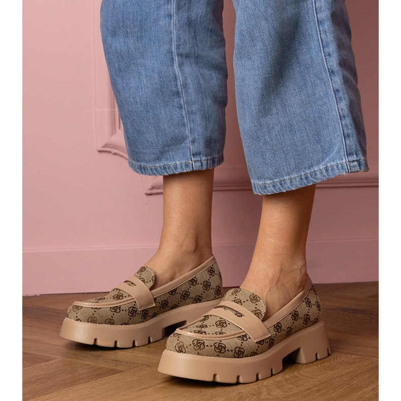 Női barna cipők hímzéssel 1