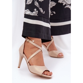 Sergio Leone Divatos szandál egy arany tűvel aranysárga 2