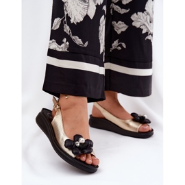 Jezzi Női szandál dekoratív aranyvirággal aranysárga 2