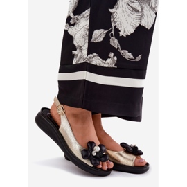 Jezzi Női szandál dekoratív aranyvirággal aranysárga 1