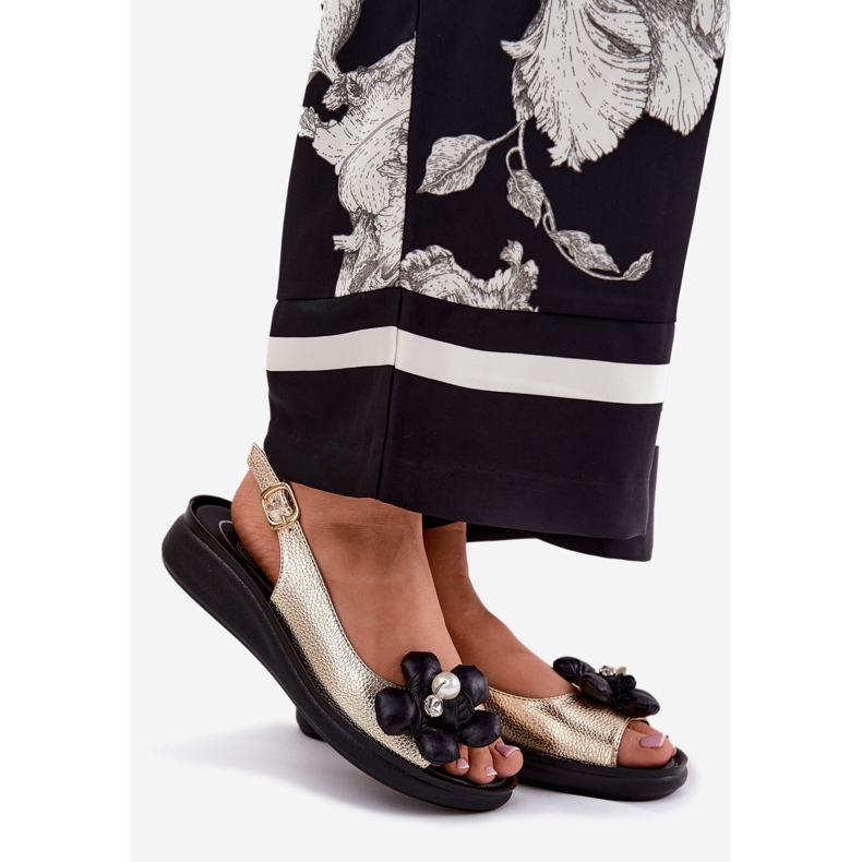 Jezzi Női szandál dekoratív aranyvirággal aranysárga 1