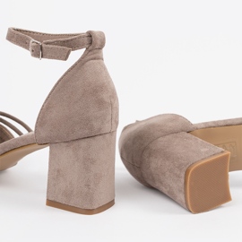 Goodin Bézs velúr szandál az oszlopon 1