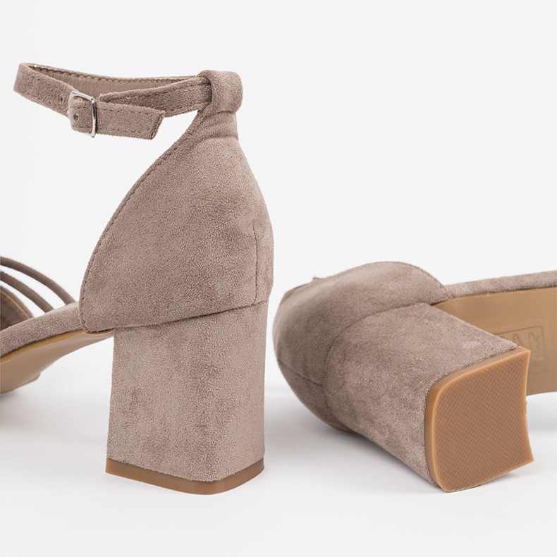 Goodin Bézs velúr szandál az oszlopon 1