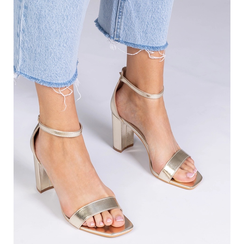 Arany szandál egy magas oszlopon aranysárga 1