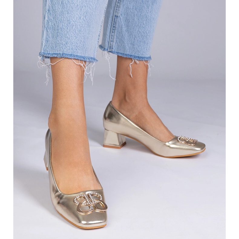 Aranyszivattyúk alacsony sarkú cipővel cirkonokkal aranysárga 1