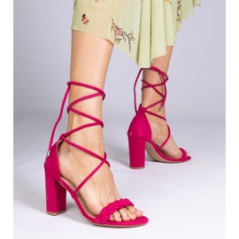 Rózsaszín szandál kötve az oszlopra 1