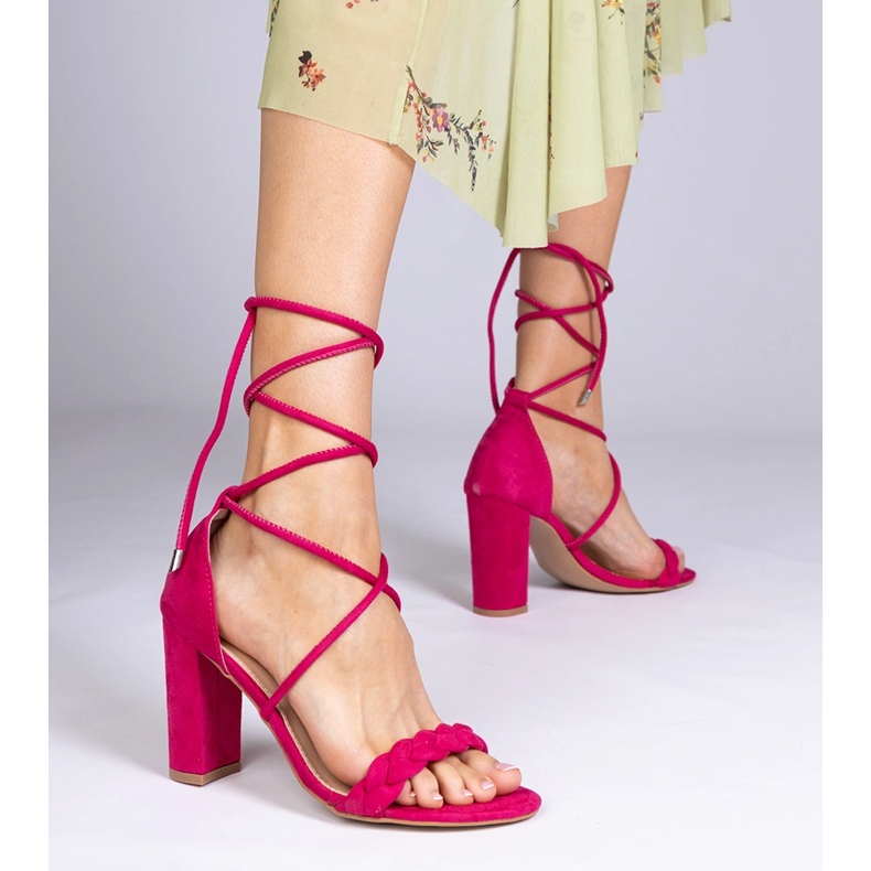 Rózsaszín szandál kötve az oszlopra 1