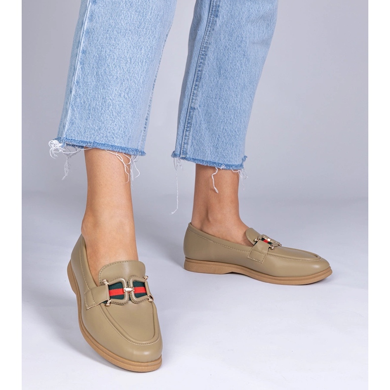 Zöld loaferek, öko -lé egy díszgel 1