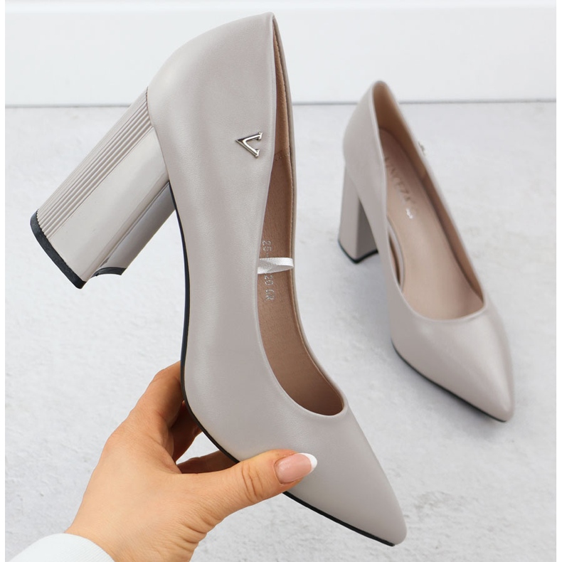 Vinceza Női szivattyúk egy dekoratív szürke oszlopon, Vinceeza 62220 1