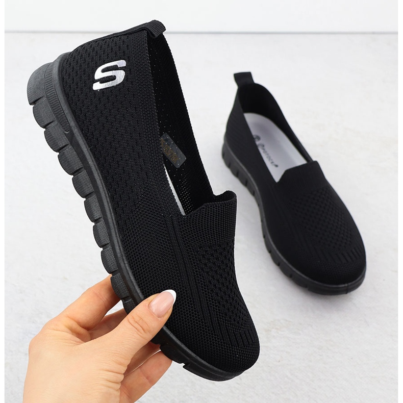 A női sportcipő csúszott a fekete potocki 16327 -re 1 A női sportcipő csúszott a fekete potocki 16327 -re 1