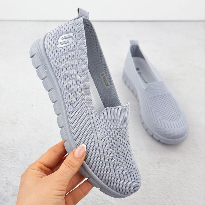 A női sportcipő csúszott szürke potocki 16327 1