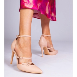 Bézs szivattyúk egy magas sarkú szivattyúk a boka körül rögzített 1