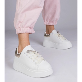 Fehér cipők arany betéttel és cirkoncsapokkal 1 Fehér cipők arany betéttel és cirkoncsapokkal 1