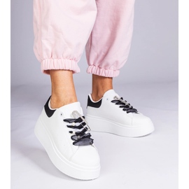 Fehér cipők fekete betéttel és egy cirkonos tűvel 1