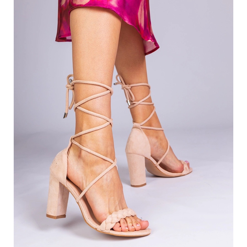 Bézs szandálok kötöttek az oszlopra 1