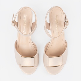 Sergio Leone Szandál a nők oszlopán, nyitott lámpával kolduló sarok bézs 2