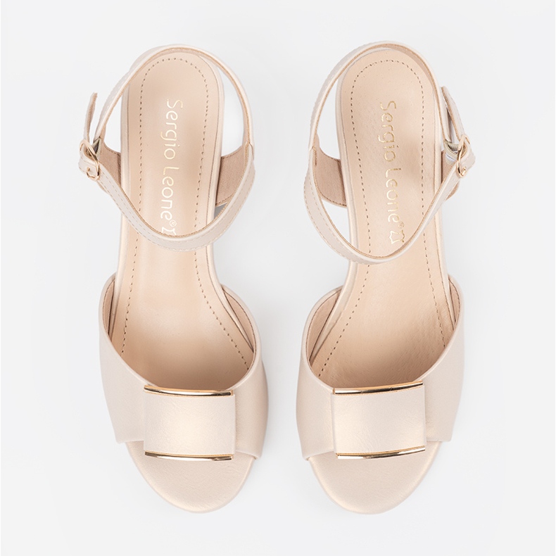 Sergio Leone Szandál a nők oszlopán, nyitott lámpával kolduló sarok bézs 2