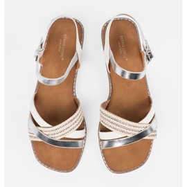 Fehér női szandál egy lapos talp Sergio Leone -on 2