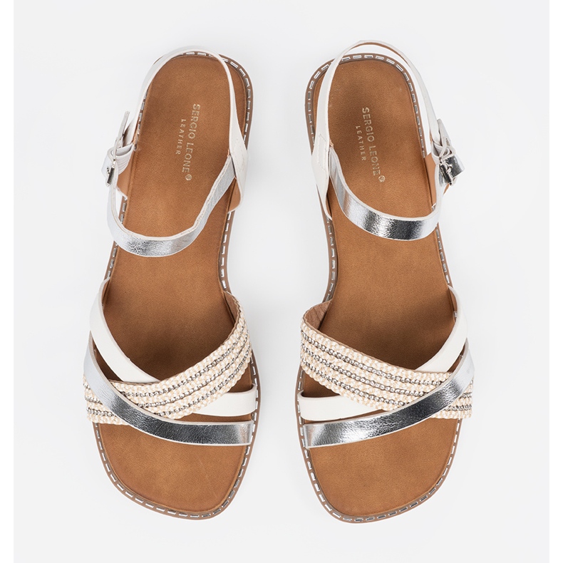 Fehér női szandál egy lapos talp Sergio Leone -on 2