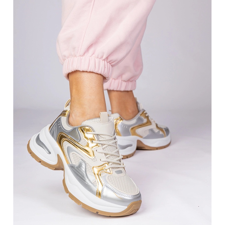 Arany sportos cipők egy vastag talpon aranysárga 1