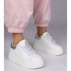 Fehér cipők ezüst betéttel és egy tű cirkonokkal 1