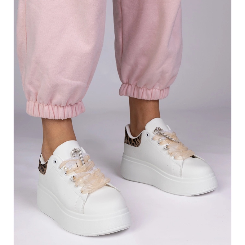 Fehér cipők leopárd betéttel és cirkoncsapokkal 1