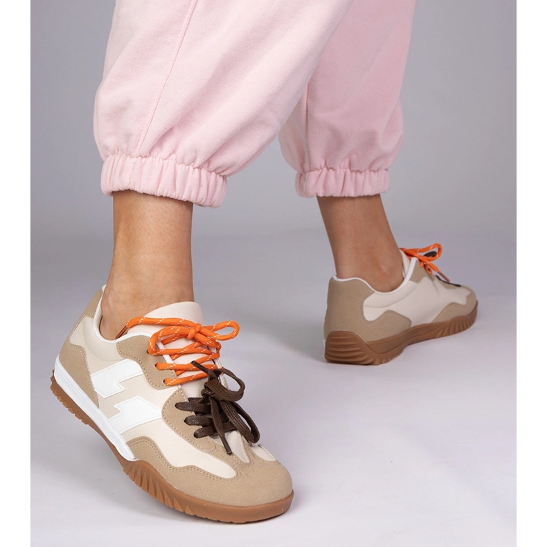 Bézs cipők színes csipkékkel rendelkező cipők 1