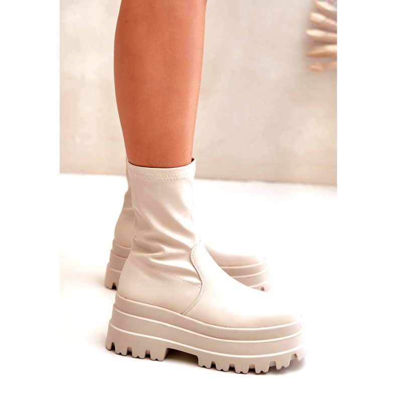 Világos bézs bokacsizma masszív platformon 4