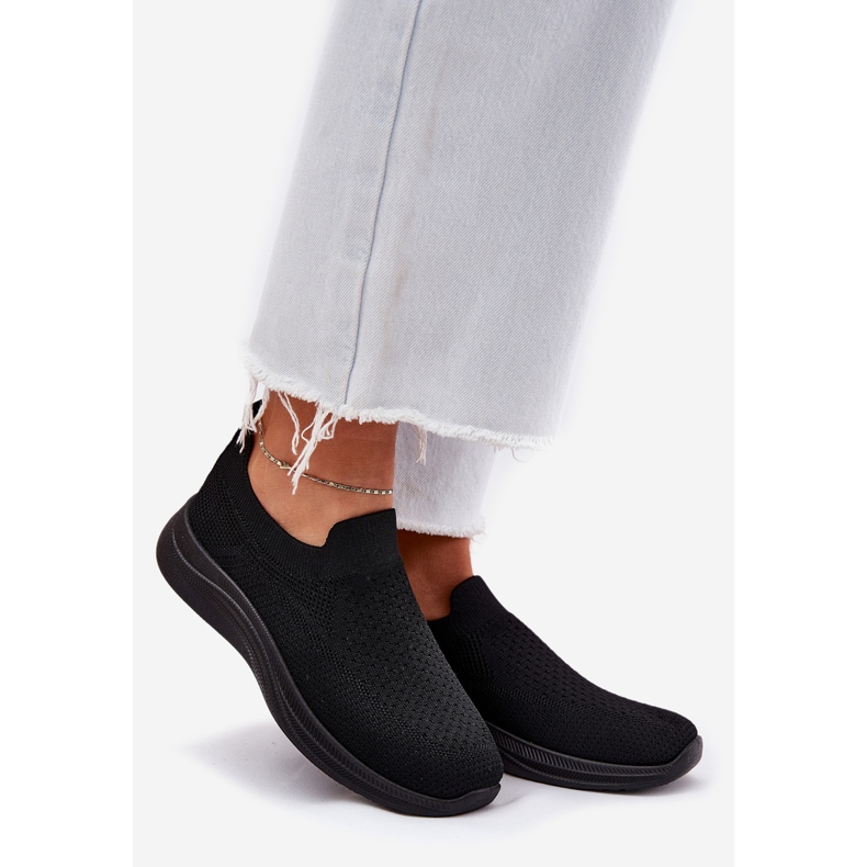 Fekete szövetből készült, felbújós női sportcipő 1