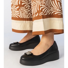 Fekete cipő a peronon cirkondekorációval 1