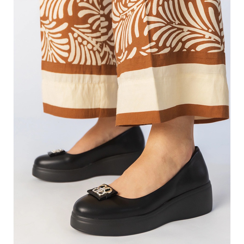 Fekete cipő a peronon cirkondekorációval 1