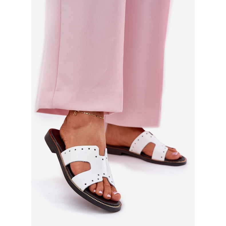 Zazoo 40326 Laknált női papucs dekoratív kivágásokkal fehér 1