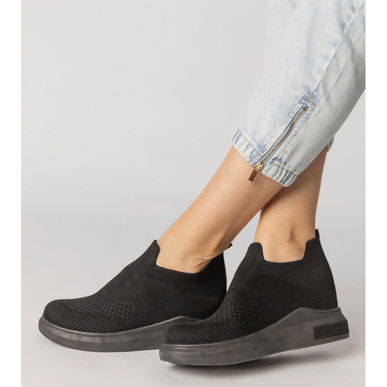 A fekete zokni cipők beillesztettek 2